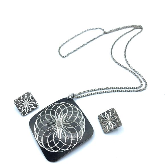 Vintage silver tone necklace and earrings set geometric engraved design - Picture 1 of 6